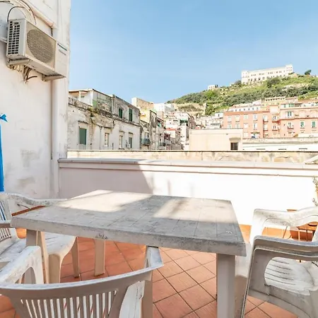 La Terrazza Sui Stanza E Bagno Privati In Condiviso 4* Nápoly